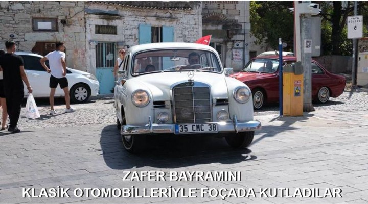 ZAFER BAYRAMINI KLASİK OTOMOBİLLERİYLE FOÇADA KUTLADILAR